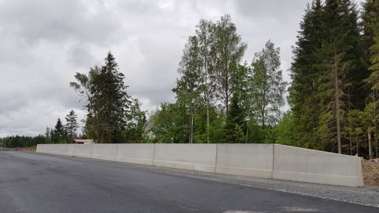 Parma toimittaa pengerkaide-elementit nelostien parannukseen Parma toimittaa pengerkaide-elementit nelostien parannukseen